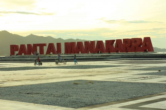 Senja di Anjungan Pantai Manakarra