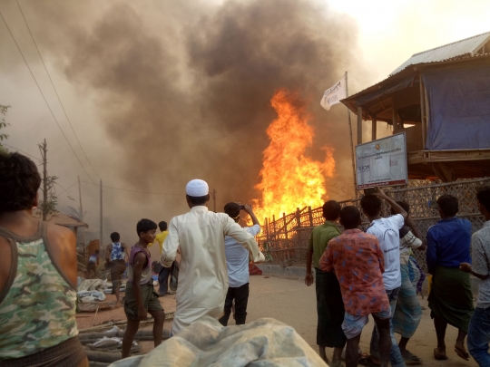 Kebakaran Dahsyat Landa Kamp Pengungsian Rohingya di Bangladesh