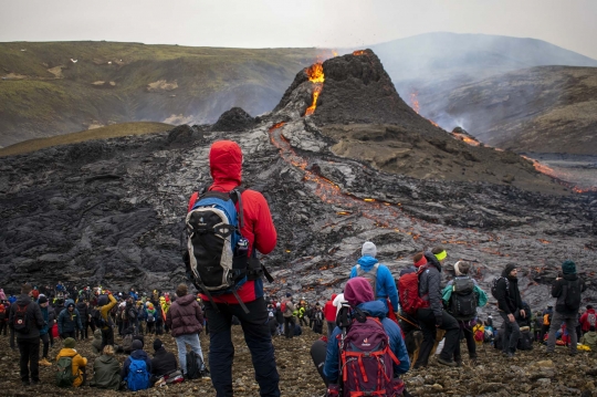 Lahar Panas Gunung Fagradalsfjall Jadi Tontonan
