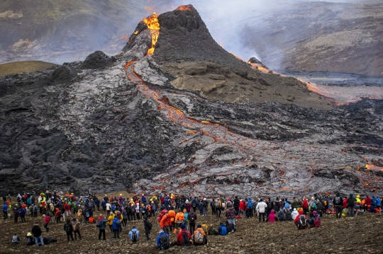 Lahar Panas Gunung Fagradalsfjall Jadi Tontonan
