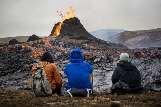 Lahar Panas Gunung Fagradalsfjall Jadi Tontonan