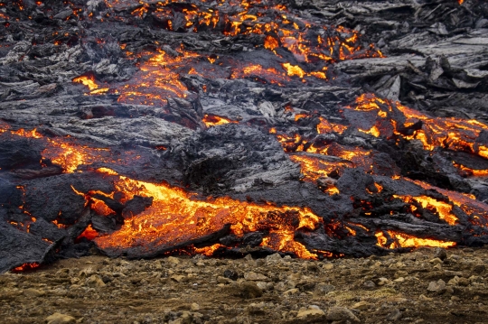 Lahar Panas Gunung Fagradalsfjall Jadi Tontonan