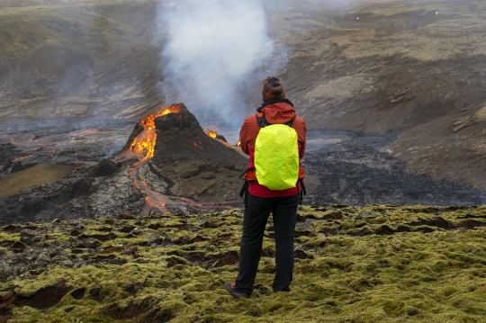 Lahar Panas Gunung Fagradalsfjall Jadi Tontonan