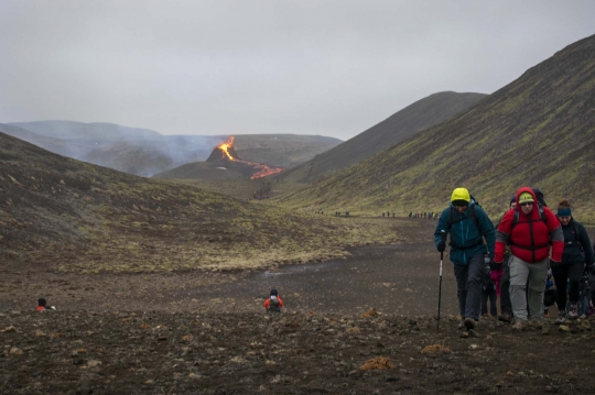 Lahar Panas Gunung Fagradalsfjall Jadi Tontonan