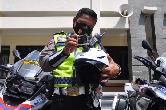 Polantas di Jateng Kini Pakai Helm yang Dilengkapi Kamera e-Tilang