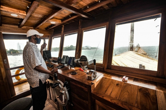 Berkeliling Perairan Teluk Jakarta dengan Kapal Augustine Phinisi