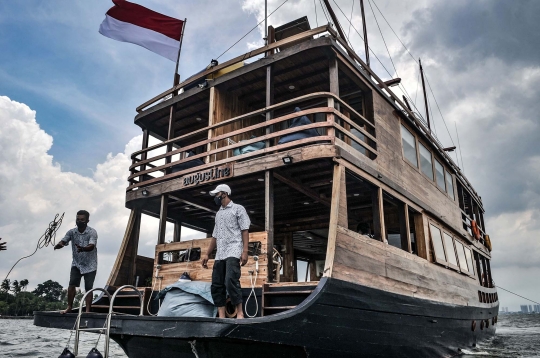 Berkeliling Perairan Teluk Jakarta dengan Kapal Augustine Phinisi
