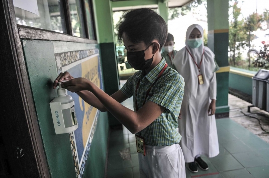 Antusiasme Siswa SD di Bekasi Kembali Sekolah Tatap Muka