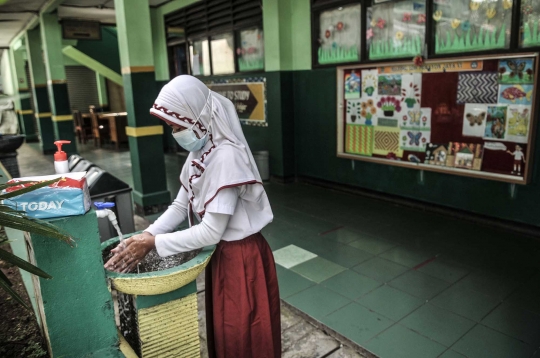 Antusiasme Siswa SD di Bekasi Kembali Sekolah Tatap Muka