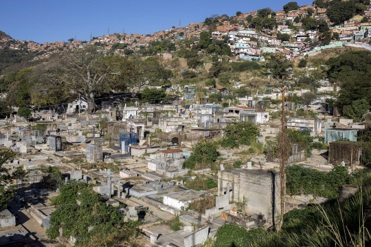 Potret Warga Miskin Venezuela Tinggal di Kuburan