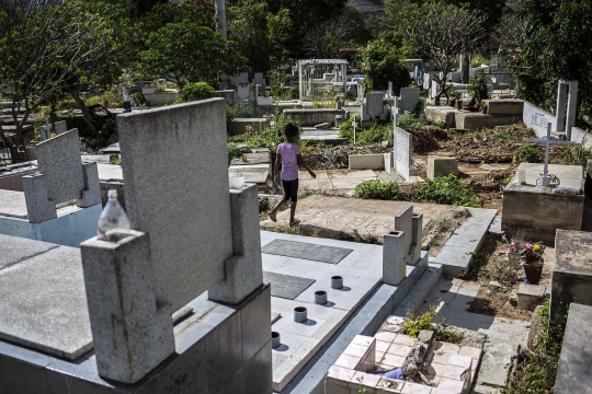 Potret Warga Miskin Venezuela Tinggal di Kuburan