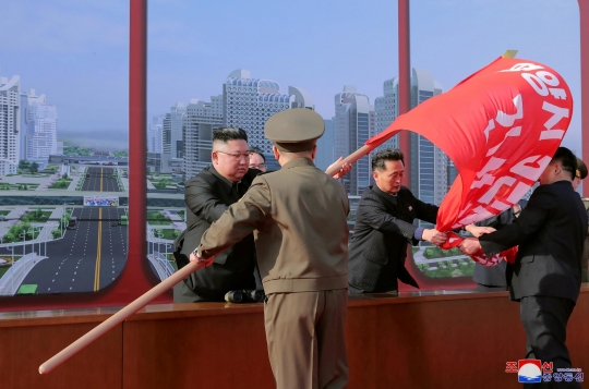 Ekspresi Kim Jong-un Saat Resmikan Pembangunan 50 Ribu Apartemen