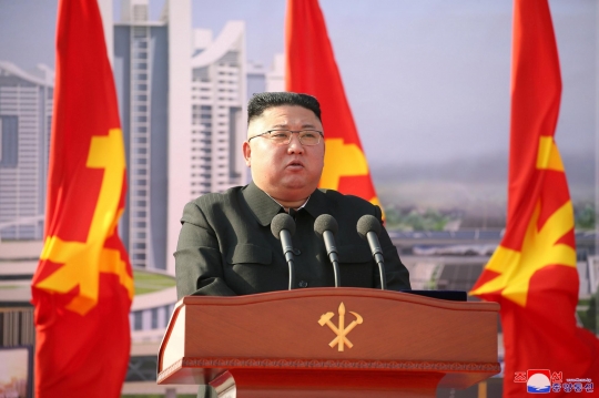 Ekspresi Kim Jong-un Saat Resmikan Pembangunan 50 Ribu Apartemen