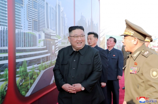 Ekspresi Kim Jong-un Saat Resmikan Pembangunan 50 Ribu Apartemen