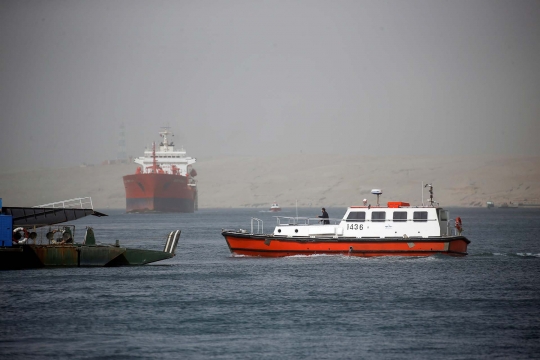 Tersangkut, Kapal Kontainer Raksasa Ini Lumpuhkan Terusan Suez