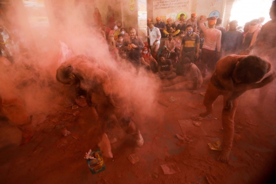 Semarak Festival Warna-warni India di Tengah Pandemi