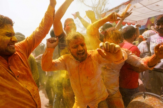Semarak Festival Warna-warni India di Tengah Pandemi
