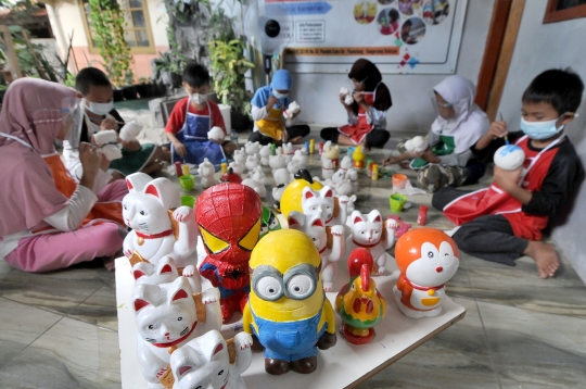 Keseruan Anak-Anak Mewarnai Boneka