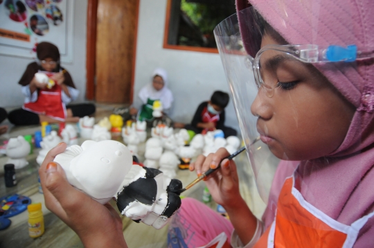 Keseruan Anak-Anak Mewarnai Boneka