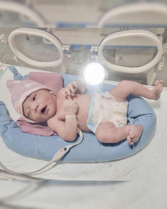 Istri Randy Pangalila Melahirkan Anak Pertama, Ini Potret Bayinya yang Menggemaskan