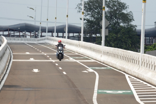 Belum Rampung, Pemotor Nekat Lewati Flyover Tanjung Barat