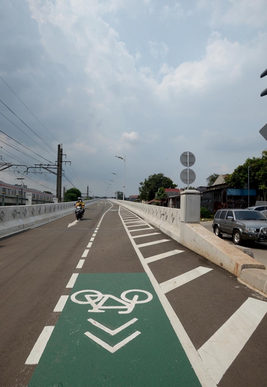 Belum Rampung, Pemotor Nekat Lewati Flyover Tanjung Barat