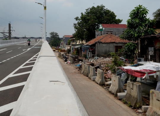 Belum Rampung, Pemotor Nekat Lewati Flyover Tanjung Barat