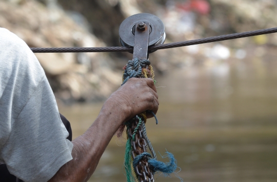 Kisah Maman 22 Tahun Menarik Perahu Eretan