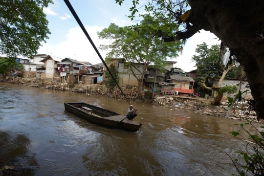 Kisah Maman 22 Tahun Menarik Perahu Eretan