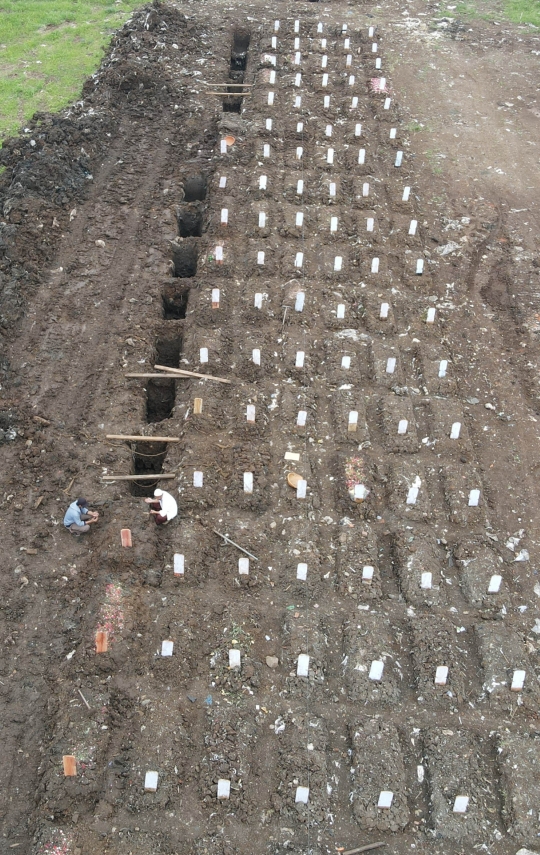 Berziarah ke Makam Korban Covid-19 Jelang Ramadan