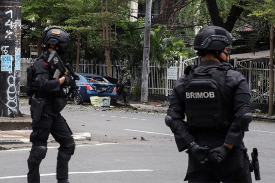 Aksi Gegana Sisir Sekitaran Gereja Usai Ledakan Bom di Katedral Makassar