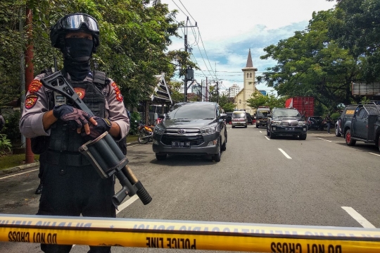 Aksi Gegana Sisir Sekitaran Gereja Usai Ledakan Bom di Katedral Makassar