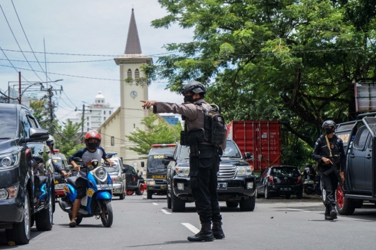 Aksi Gegana Sisir Sekitaran Gereja Usai Ledakan Bom di Katedral Makassar