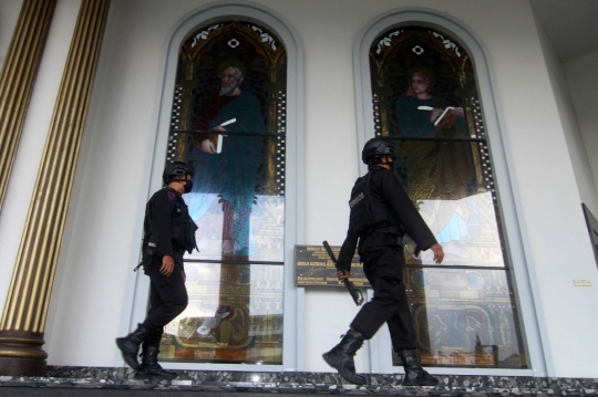 Antisipasi Teror, Brimob Perketat Keamanan Gereja Katedral Pontianak