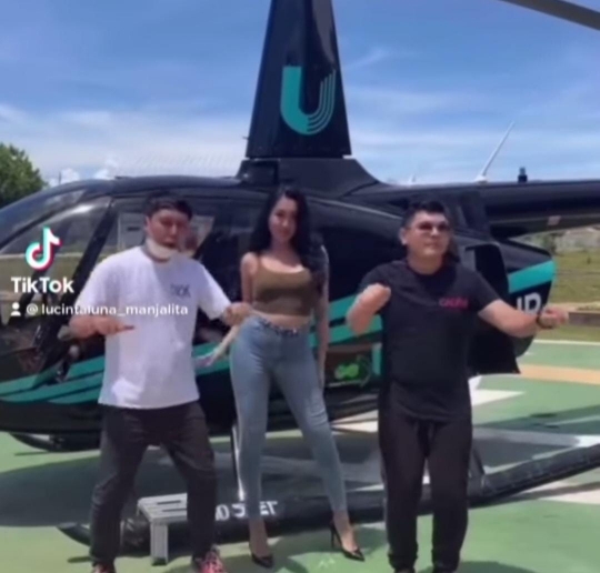 Potret Liburan Mewah Lucinta Luna, Naik Helikopter & Berpose Manja dengan Lumba-lumba