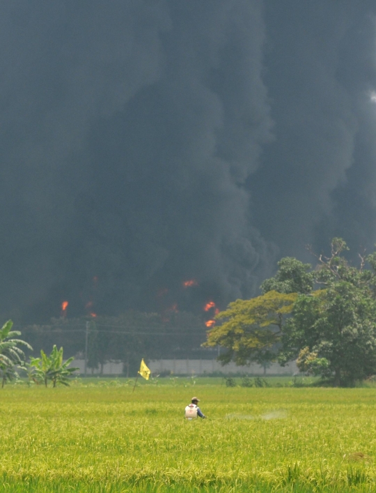 Kilang Balongan Masih Terbakar