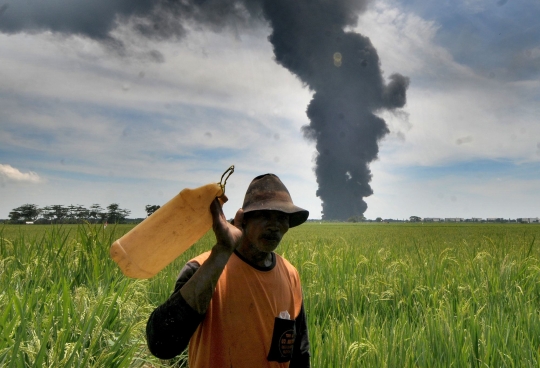 Kilang Balongan Masih Terbakar