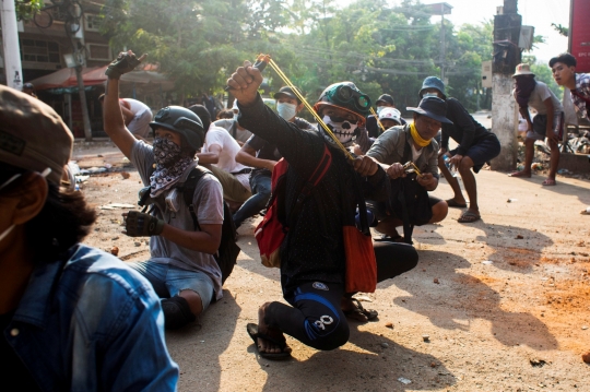 Demonstran Myanmar Lawan Polisi Pakai Senapan Angin dan Ketapel