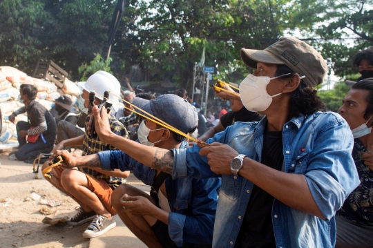 Demonstran Myanmar Lawan Polisi Pakai Senapan Angin dan Ketapel