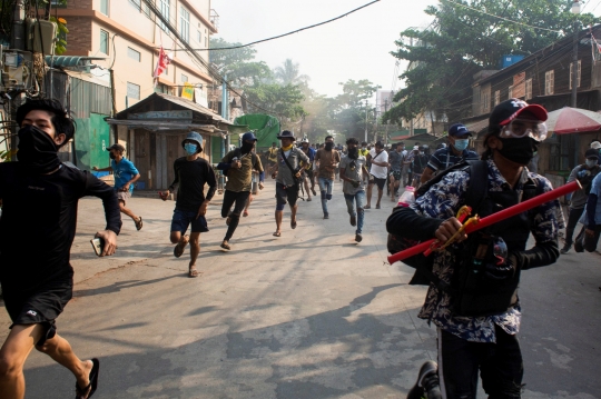 Demonstran Myanmar Lawan Polisi Pakai Senapan Angin dan Ketapel