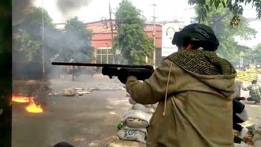 Demonstran Myanmar Lawan Polisi Pakai Senapan Angin dan Ketapel