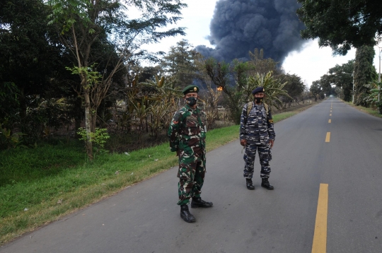 Dijaga TNI, Jalan Raya Balongan-Indramayu Ditutup Total