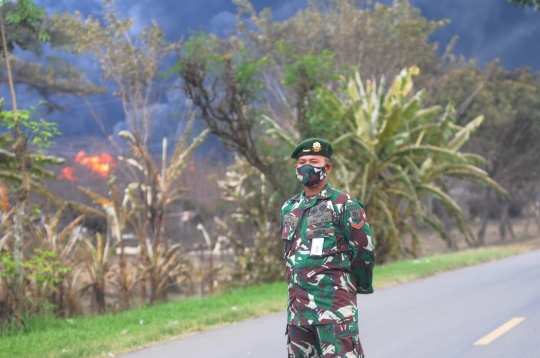 Dijaga TNI, Jalan Raya Balongan-Indramayu Ditutup Total