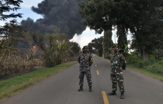 Dijaga TNI, Jalan Raya Balongan-Indramayu Ditutup Total