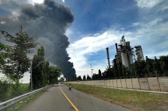 Dijaga TNI, Jalan Raya Balongan-Indramayu Ditutup Total