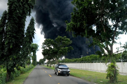 Dijaga TNI, Jalan Raya Balongan-Indramayu Ditutup Total