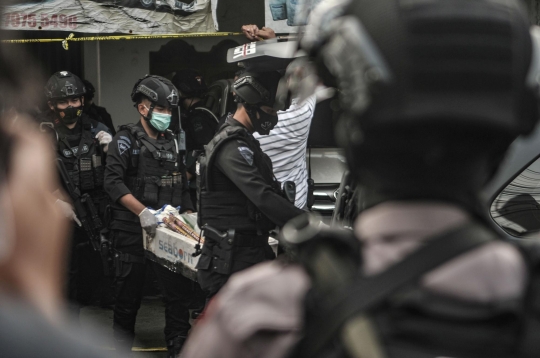 Mencekam, Tim Gegana Ledakkan Barang Bukti Milik Terduga Teroris di Condet
