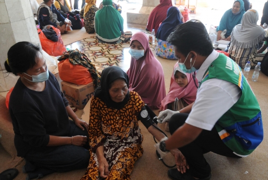 Tim Medis Periksa Kesehatan Pengungsi Ledakan Kilang Minyak Balongan