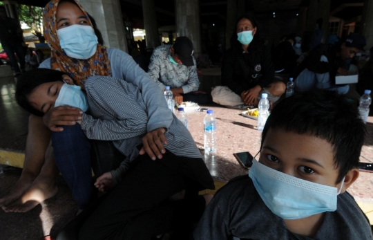 Tim Medis Periksa Kesehatan Pengungsi Ledakan Kilang Minyak Balongan