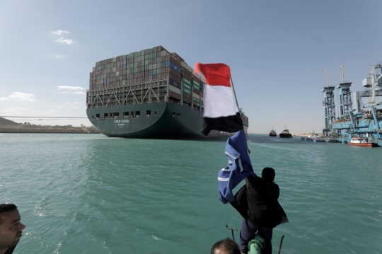 Terdampar Hampir Seminggu, Kapal Kargo Terbesar Dunia Kembali Berlayar